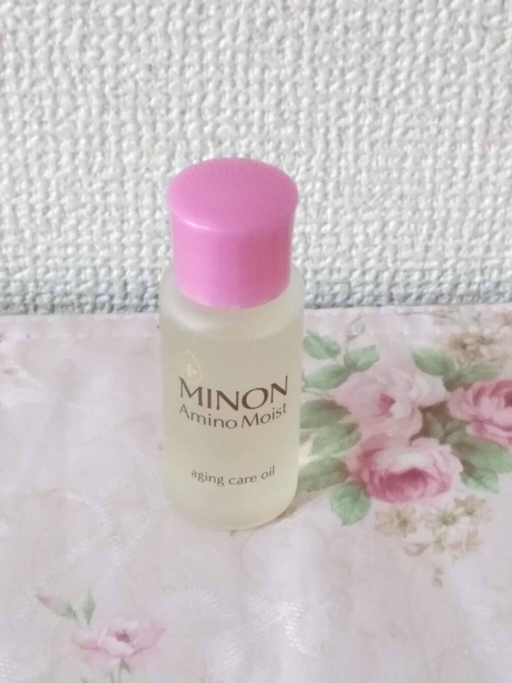 第一三共ヘルスケア株式会社の
ミノンアミノモイストエイジングケアオイル
(美容液オイル)を混ぜてお試ししました。
1〜２滴手に取り、ミノンアミノモイスト
エイジングケアミルククリームを加えて
手のひらで混ぜて使用しました。
テクスチャーはオ