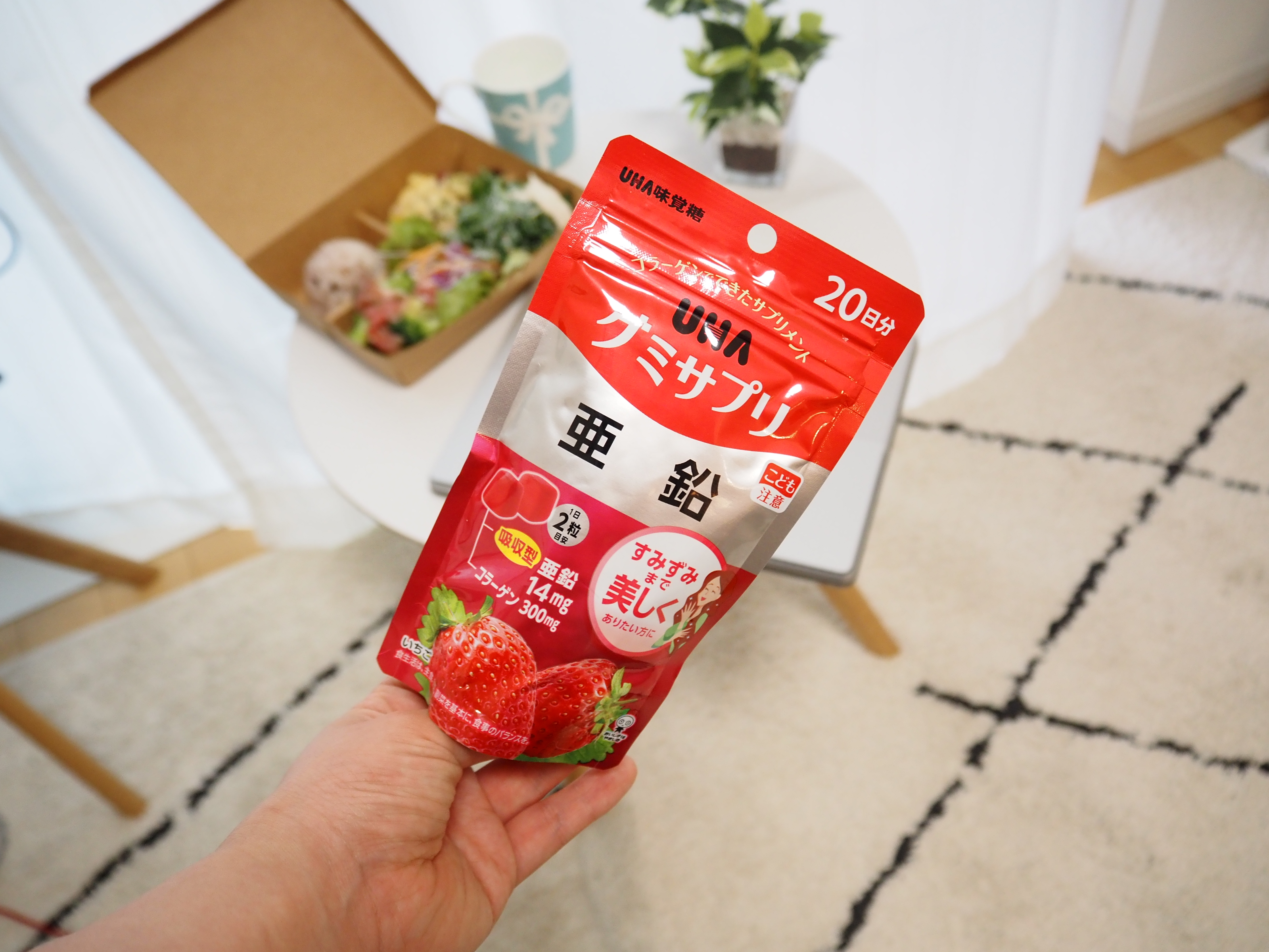 先日皮膚科で血液検査を受けたのですが、指摘されたのが鉄分と亜鉛不足…。
食事の見直しなどもしつつ、UHAグミサプリ亜鉛を取り入れてみました。

いろいろな種類があって、気になっていたんです。
大好きなグミがサプリになっているので、水なしで手