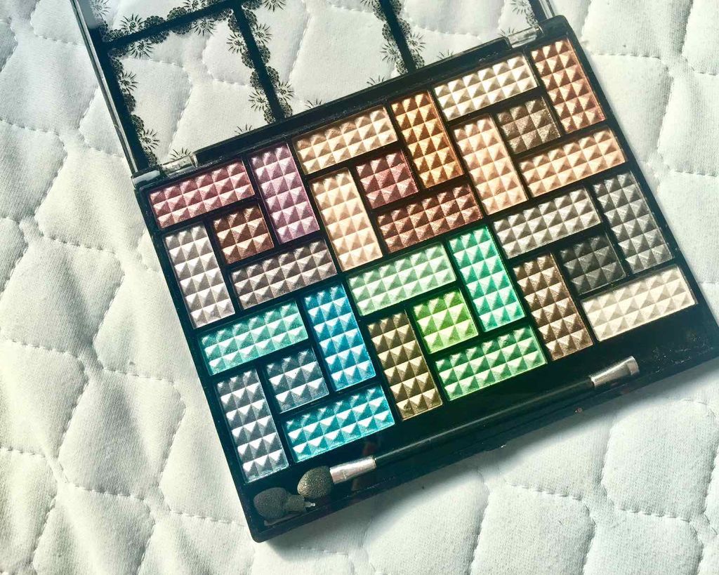 30COLORSEYESHADOWPALETTE/Dolly Angel/アイシャドウパレットを使ったクチコミ(2枚目)