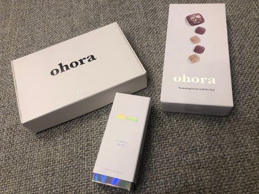 手軽にオシャレなネイルができるohoraのセミキュアジェルネイルをLIPSを通して試させて頂きました‪ꪔ̤̮

ohora
セミキュアジェルネイル ペディキュア PD-001-J
ohora Gel Lamp
Pro Glossy Top Gel

本物の液状ジェルを60%だけ固めてあるネイルシールです

爪に合うサイズのシールを選んで爪に貼り、フィットさせて余った部分を切り取り、UVLEDジェルランプで硬化させると、サロンでやってもらうようなジェルネイルが自宅で簡単にできるというものです！

デザインは400種類以上あるそうなので、自分の好きなものが見つかりそうですよね！

結構手軽に自宅でジェルネイルが楽しめるのはいいなと思いました

やってみて基本的には簡単だったのですが、爪にしっかりフィットさせて、硬化させないと結構簡単に剥がれてしまいます
綺麗に切り取るのも少し難しいです

ただ仕上がりは本当に綺麗なのでとても良いと思います‪ꪔ̤̮

 #提供_ohora の画像 その0