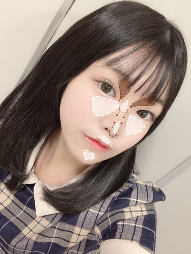 櫻坂46(元欅坂46)の森田ひかるさん風真似っこメイク💄

୨୧┈┈┈┈┈┈┈┈┈┈┈┈┈┈┈୨୧

リクエストで櫻坂46 (元欅坂46)の森田ひかるさん風の真似っこメイクをしてみました🌷
森田ひかるさんはぷっくりとした涙袋と全体的にナチュラルなメイクが印象的だったのでその2点を意識してメイクしました💄

⚠️いわゆるモノマネメイクというよりはご本人がされているであろうメイクを真似してメイクしてみた投稿です❕
モノマネメイクを期待されている方には申し訳ないです💦


୨୧┈┈┈┈┈┈┈┈┈┈┈┈┈┈┈୨୧


〔使った商品〕
APLIN
ワンピックアイシャドウパレット 02 シャインラッシュ

デジャヴュ
「密着アイライナー」ショート筆リキッド ブラックブラウン 

キャンメイク
3wayスリムアイルージュライナー No.01 ピュアレッド
ゴクブトマスカラ スーパーブラック

KATE 
ダブルラインエキスパート LB-1

CLIO キル カバー エアリーフィット コンシーラー 2 LINGERIE

A’pieu
パステルブラッシャー PK07ふんわりやさしいベビーピンク
ジューシーパン ウォーターティント PK01 ピンクレモン

リンメル
プロフェッショナル アイブロウ ペンシル＆パウダー 001 ナチュラルブラウン

media
ブライトアップチークN WT-01

〔森田ひかるさんのお顔立ち&メイク分析〕
ふっくらとした輪郭とぷっくりとした涙袋が可愛いですよね🥺
元々のお顔立ちを生かしたナチュラルなコーラルやオレンジ、ブラウン系のメイクが多い印象でした🌷

・お肌
✔︎透明感のあるセミマット肌
✔︎頬の部分と鼻の部分にほくろ
✔︎頬のあたりは明るくなるようにハイライト

・眉毛
✔︎平行〜眉尻にかけて少し下がり気味の眉毛

・目元
✔︎ 蒙古襞がなく平行二重
✔︎まつ毛は上まつ毛がしっかり上がっている印象
✔︎アーモンドアイ
✔︎涙袋がぷっくりしているせいか目の重心は低め
✔︎アイラインは短め薄め

・チーク
✔︎白み系のチークを頬に丸く入れる

・リップ
✔︎リップは山はしっかり取りつつラフに
✔︎色はコーラルピンク

・髪型
✔︎前髪は少し厚めでぱっつん〜少し流し気味に
(前髪を薄くしてる最中なので前髪部分を寄せられなくてすみません💦)
✔︎後ろ髪は内巻きワンカール


〔ベースメイク手順〕
1.普段お使いの下地、ファンデーション、パウダーを塗る
下地はトーンアップ効果のあるものがおすすめです◎

2.眉毛を平行〜アーチ眉になるように描く
ご自身の眉毛の不要な部分はコンシーラーで塗りつぶすのがおすすめです◎

3.チークはナチュラルになるようにできれば大きめのブラシでふわっと丸く入れる

4.2枚目の画像の白丸の位置にハイライトを塗る
頬にハイライトを塗ることで透明感UP！

5.シェーディングを入れる
眉下のシェーディングは少し濃いめに入れても◎ですが鼻先のシェーディングは不自然にならないように薄めに入れてください！
まず眉下を塗ってから鼻先を塗って矢印の方向にぼかしてください◎
フェイスラインはふっくらと見せたいのでシェーディングはしていません💭


〔アイメイク〕
1.コンシーラーで白の部分に涙袋を作る
涙袋の作り方は過去の投稿をチェックしてください◎
(フォルダのHow to makeupから探すと探しやすいと思います！)

2.ブラウン系のアイライナーでタレ目になるように、でも短めにアイラインを引く
私はデジャヴュ「密着アイライナー」ショート筆リキッド ブラックブラウンを使用しています◎

3.涙袋ライナーで涙袋の影を描く
私はピンクの部分に3wayスリムアイルージュライナーを、さらにブラウンの線にダブルラインエキスパートでさらに影を足しました◎

4.ワンピックアイシャドウパレットの左上のカラーをアイホール全体と涙袋に塗る

5.右下の締め色をタレ目になるように下瞼の目尻側とアイラインをぼかすように塗る
下瞼に塗る時は目のキワは少し空けるとデカ目効果ありです◎

6.中段右側の色をオレンジの部分に塗る
森田ひかるさんはコーラルやブラウン、オレンジ系のアイシャドウのことが多いので雰囲気が出ると思います🍊

7.ビューラーでまつ毛を上げてからマスカラを塗る
森田ひかるさんは上まつ毛がしっかり上がっている印象だったので私はボリュームマスカラでまつ毛の印象を強くしています◎

最後にピンクコーラル系のリップを塗って森田ひかるさんにより寄せたい方はほくろを書いて完成！

〔ポイント〕
私はつり目なので少しタレ目になるようにメイクしています💄
ぷっくりとした涙袋が特徴なのでコンシーラーで涙袋を作る時はいつものメイクより少し広めに涙袋を作るのがおすすめです！


最後までご覧いただきありがとうございました🎀

୨୧┈┈┈┈┈┈┈┈┈┈┈┈┈┈┈୨୧

いつも🤍‬｜🖇｜💬 + 👤ありがとうございます🌷

✔︎ナチュラルなスクールメイク
✔︎盛れる！ぷっくり涙袋メイク
✔︎M字リップに見えるメイク方法の詳細
などメイクリクエストもお待ちしています✐☡

よかったらTwitterもフォローしてください⋆⸜ ♡ ⸝⋆
🕊:@nyamu_1O4

୨୧┈┈┈┈┈┈┈┈┈┈┈┈┈┈┈୨୧

#APLIN #アプリン #ワンピックアイシャドウパレット #02 #シャインラッシュ #デジャヴュ #ショート筆リキッド #dejavu #ブラックブラウン #キャンメイク #3wayスリムアイルージュライナー #ピュアレッド #KATE #ダブルラインエキスパート #LB-1 #CLIO #キルカバー #エアリーフィットコンシーラー #clio_キルカバー #クリオ #クリオキルカバー #キルカバーエアリーフィットコンシーラー #2 #LINGERIE #ゴクブトマスカラ #スーパーブラック #A’pieu #パステルブラッシャー #PK07ふんわりやさしいベビーピンク #media #メディア #ブライトアップチークN #WT-01 #ジューシーパン #ウォーターティント  #ジューシーパンウォーターティント #アピュー #apieu #apieu_リップ #apieu_チーク #アピュー_ティント #アピュージューシーパン #アピュー_チーク #PK01 #ピンクレモン #リンメル #rinmel #プロフェッショナル アイブロウ ペンシル＆パウダー #001 #ナチュラルブラウン  #提供   #モノマネメイク #ものまねメイク #物真似メイク #メイク #森田ひかる #乃木坂メイク  #乃木坂46  #欅坂46 #欅坂 #櫻坂46 #櫻坂 #メイク方法  #垢抜けメイク #垢抜け #垢抜ける #メイク初心者 #メイク順番 #メイクの仕方 #スクールメイク #スクールメイク_リップ #スクールメイク_アイシャドウ #スクールメイク_涙袋 #垢抜ける方法 #垢抜けメイク #垢抜けコスメ #垢抜け透明感メイク  #冬に映えるメイク の画像 その1