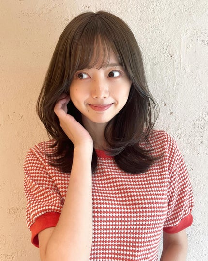 HARUNA on LIPS 「外ハネしやすいカットライン💇🏼♀️ミディアムレイヤー😉🤍ワン..」(4枚目)