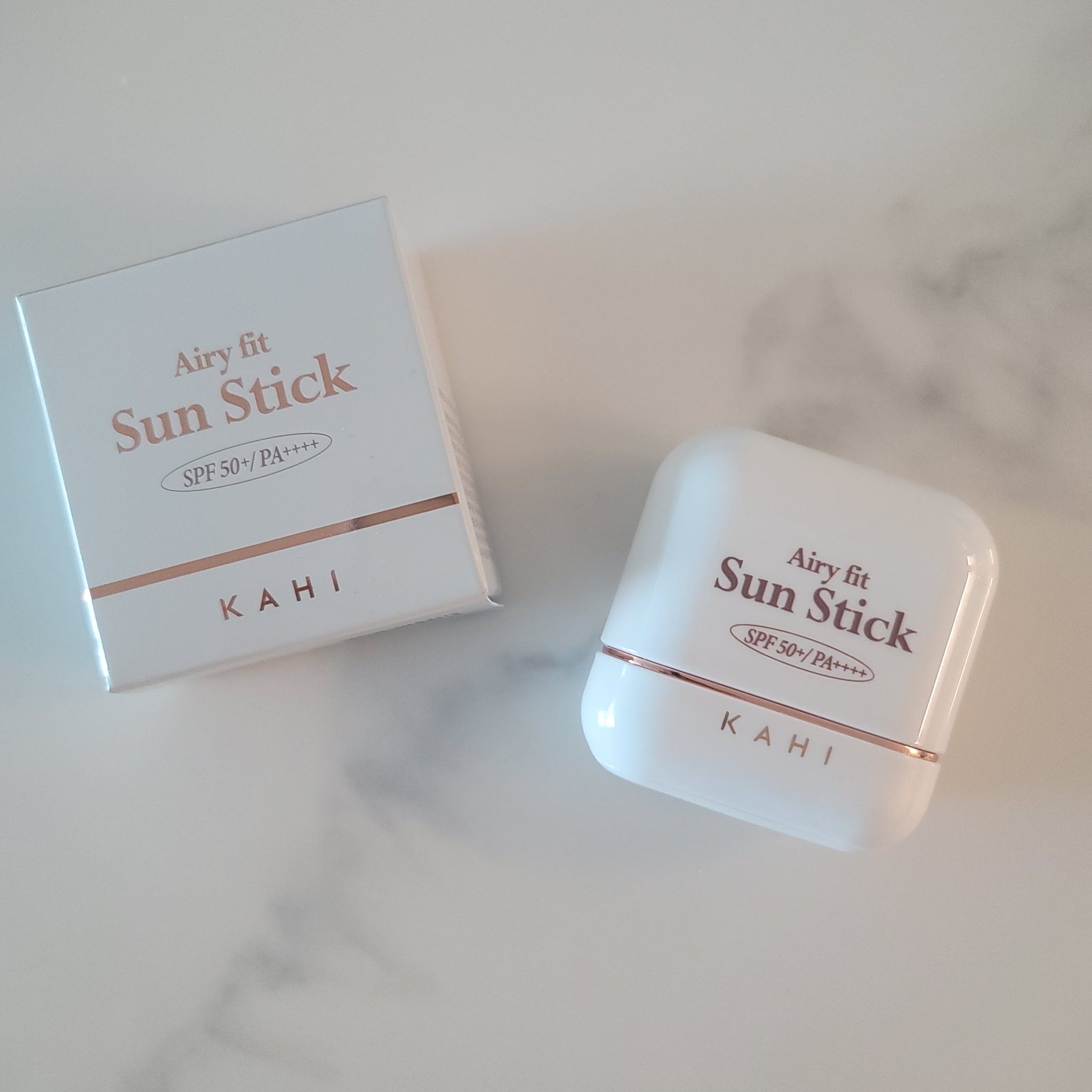 コンパクトなスティックタイプ日焼け止め✨
KAHI(カヒ) エアリーフィットサンスティック

手が汚れないサンスティック！
【特徴】
✓メイクの前後で使用可能
✓サラッとした仕上がり
✓肌の欠点を補正
✓しっとり肌をキープ
✓ウォータープル