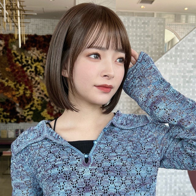 ボブヘアの女性が斜め前を向いている