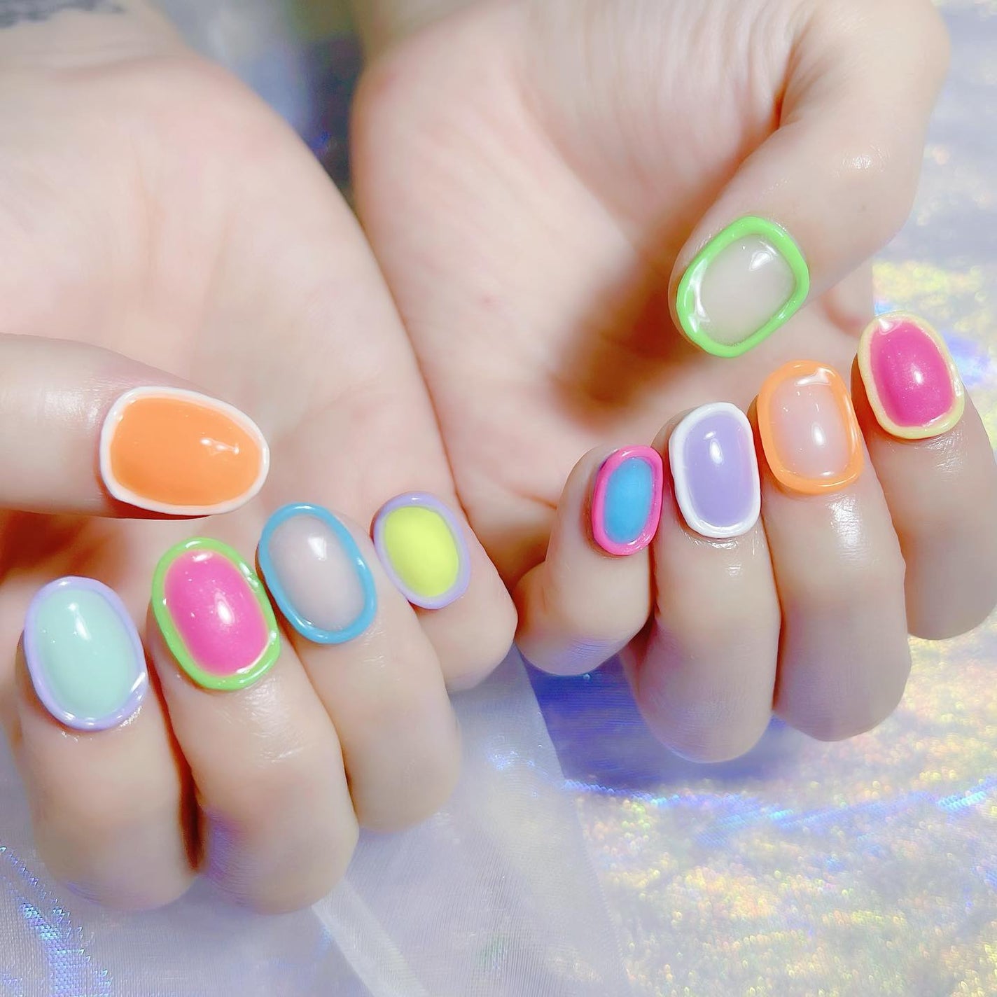 なかやまちえこ on LIPS 「カラフルな囲みネイル💅⠀⠀@reno_vocal⠀施術は@ab..」(3枚目)