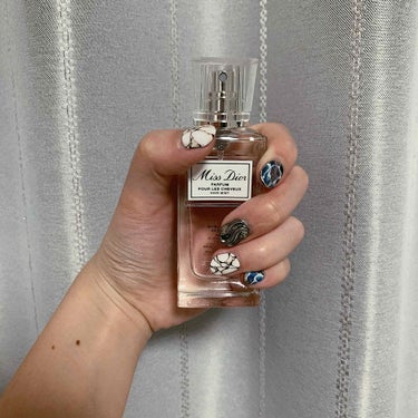 Dior ミスディオール ヘアミスト
  ⇒ 30ml ￥4500 ♥️

甘めな香りですがキツすぎない上品な香りです！
男女ウケ間違いなし誰からも愛される匂い！◎ 
朝付けてから夜までずっとモチます！