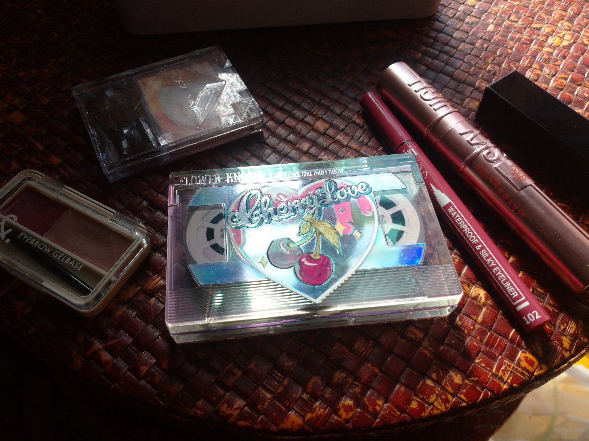 レトロマグネティック アイシャドウパレット/FlowerKnows/アイシャドウパレットを使ったクチコミ（2枚目）