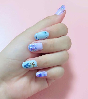 プチプラアイテムで！
キラキラ×押し花ネイル💅💕

…カラー…
pa ファストジェル(写真右)
パステルブルーを使用しました😘
人差し指と薬指のカラーです。

普段はジェルネイル用の筆で
塗るのに慣れて