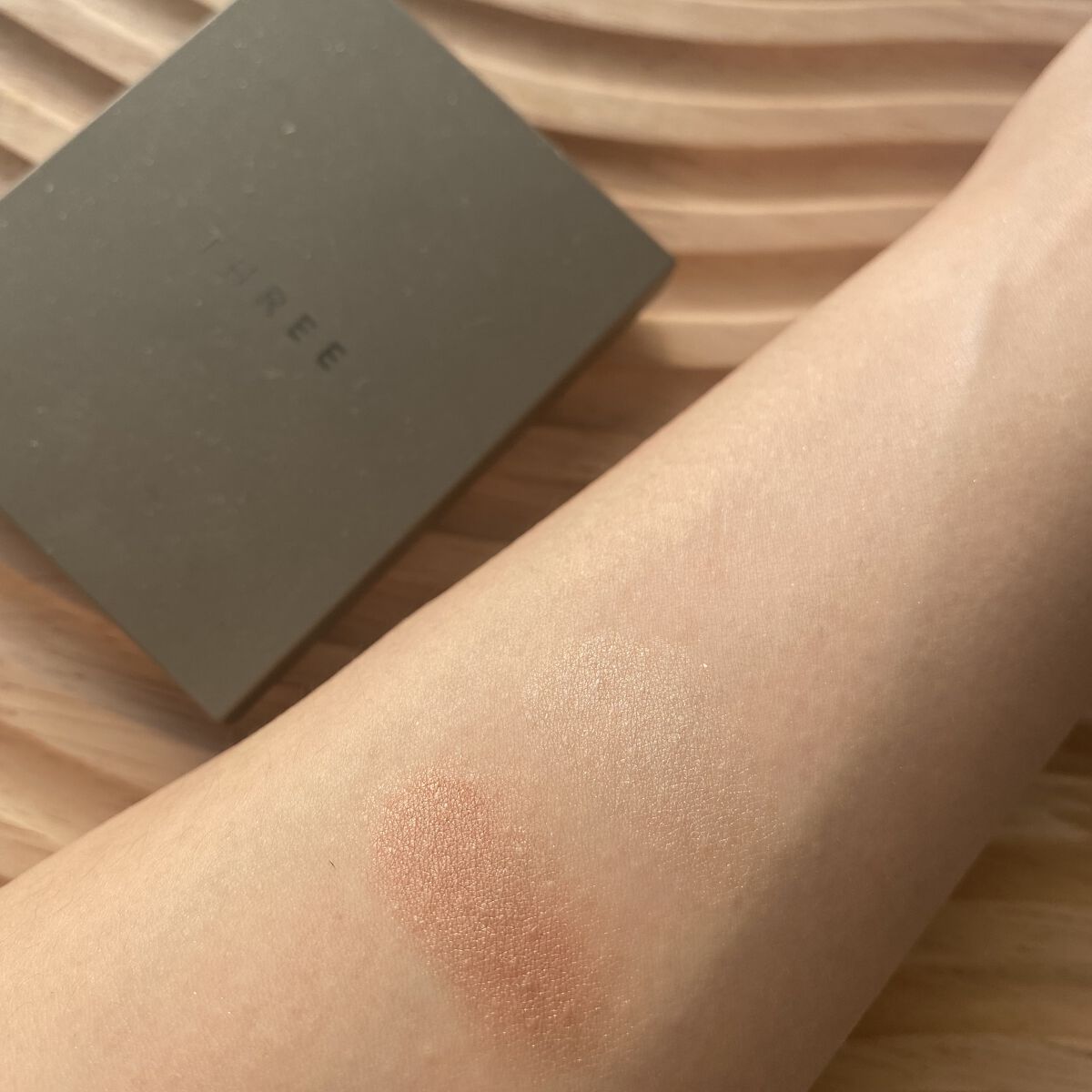 THREE シマリング グロー デュオ/THREE/クリームハイライトを使ったクチコミ（3枚目）