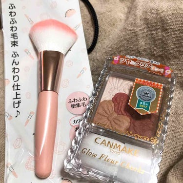 発売日に購入してからお気に入りで毎日使っているチークです☺️💕
キャンメイク グロウフルールチークス No.10
テラコッタフルール

プチプラでここまでブラウンの強いチークがなかったのでイエローベース