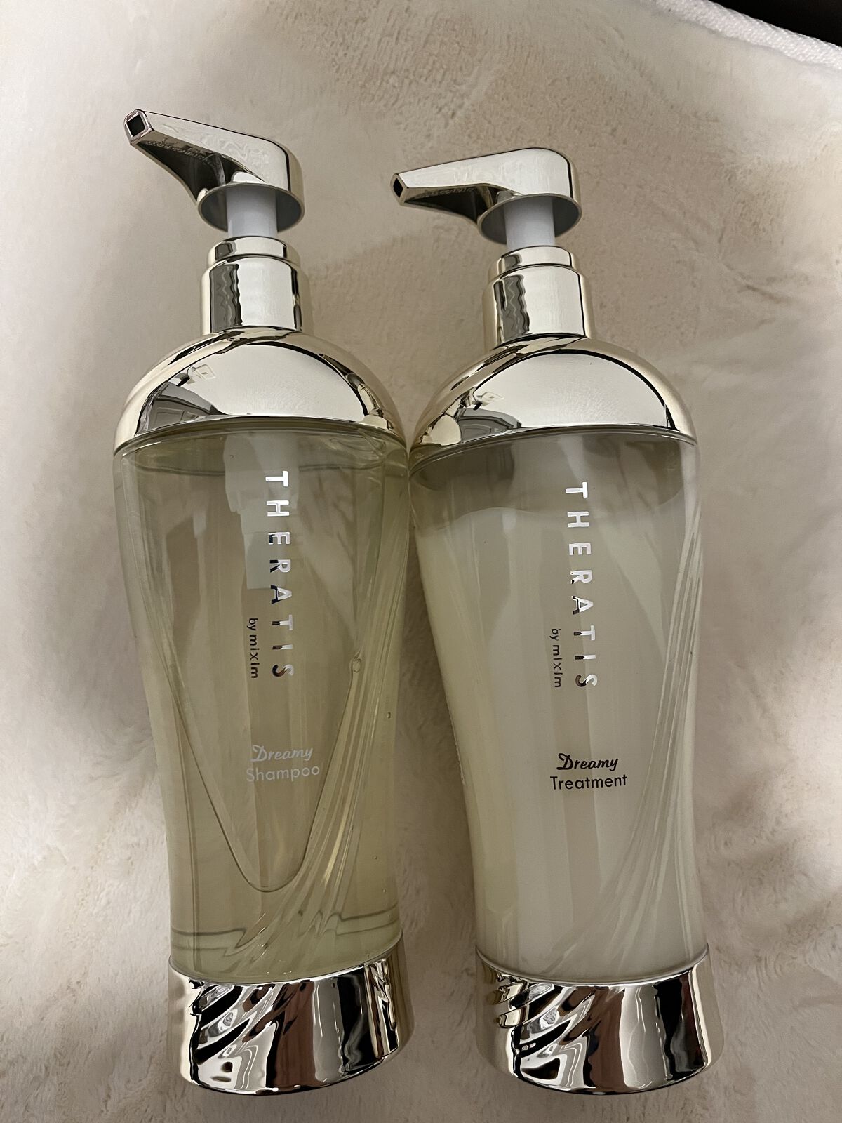 mixim THERATIS Dreamy Moist シャンプー／ヘアトリートメントをお試し！

90%以上が美容液成分。そこに驚きました！

感想
シャンプーは、イランイランの香り！お花の、とても良い匂いで、リラックスできました。トリー
