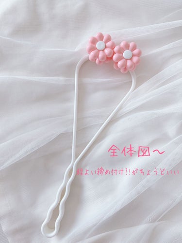 DAISO フェイスローラーのクチコミ「可愛すぎʚ♥ɞダイソーで！お花形小顔ローラー









こんにちは🧸𖤐⡱
ダイソーでひ.....」（2枚目）