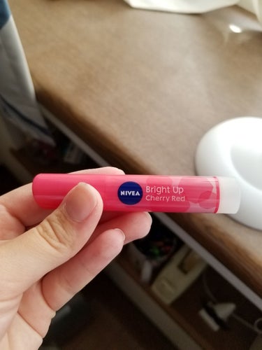 Lips で気になったから買ってみたよ！　色がめっちゃ薄くてかつ保湿までしてくれるから学校にちょっと付けてってるよ！　さらにサイズが大きくないから学校にも持ち運べるのかな？写真で伝わるかどうか分からない