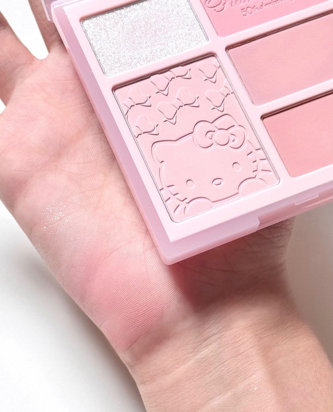 いちごドーナツ on LIPS 「キティちゃん推しの方必見‼️可愛すぎるこのチークにも使えるアイ..」(2枚目)