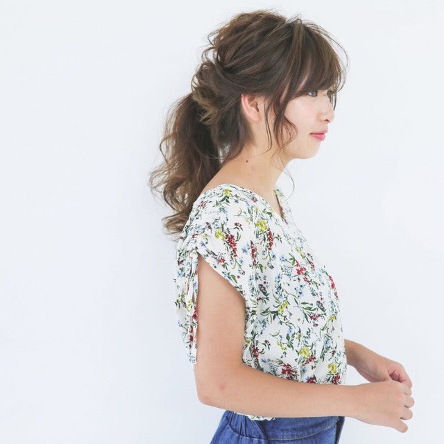 やさしい印象の中間ポニーテール姿の女性