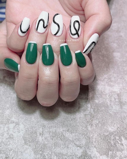 mauloa_nail on LIPS 「・カジュアルなのもでます😊🌈グリーン可愛い🤍いつもありがとうご..」(1枚目)