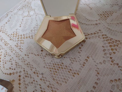 スターダストダイヤモンドハイライトパウダー 03 シャンパンゴールド/PERFECT DIARY/パウダーハイライトを使ったクチコミ(2枚目)