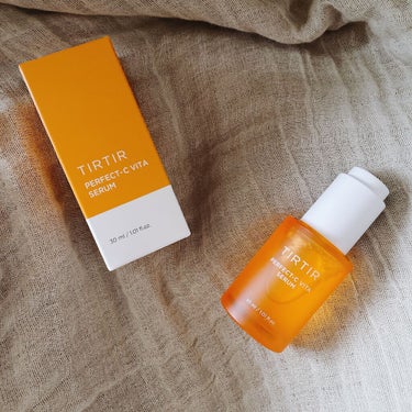 ✔︎TIRTIR PERFECT-C VITA SERUM
.
.
TIRTIRさんから頂きました！
美容液は基本的にスポイトでつままなきゃいけないのがフタのボタンを押すだけで美容液吸い上げてくれるので