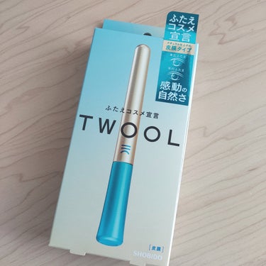 
みなさん、こんにちは！！ よんです☺️✨

今回、LIPSのプレゼントキャンペーンで
TWOOL ダブルアイリッドハイブリッドフィルムを
いただきました。  ありがとうございます！

こちらの商品皮膜タイプの二重アイテムを紹介します。


ー

# SHOBIDO #TWOOL #トゥール
#ダブルアイリッドハイブリッドフィルム
#皮膜   膜を作ってまぶたに折り込むタイプ

見たことある！使ったことある！という方も
いると思いますが、私は今回初めて使いました。

皮膜タイプの二重自体は、毎日のように使っていて
このダブルアイリッドハイブリットフィルムも
すごく気になっていたものになります。


ー

中身は説明書、本体、TWOOL専用プッシャーです。

説明書はカラーなので見やすく、なりたい目元によって
こうやって塗るといいですよ！というのが載っていたり、
TWOOL専用プッシャーの使い方も載っていて
他の二重アイテムのプッシャーだと
少し頼りないものもあるなと感じたことがありますが、
こちらはしっかりしたプッシャーでグッと二重のラインを
抑えることが出来るなと思いました。


本体はかなりスタイリッシュです。
細くて長い作りになっていて
ゴールドとブルーというおしゃれな色合いです。

基本的に塗り直しとかをすることがないので
私は気になりませんでしたが、本体が長いので
持ち歩きには少し不向きかもしれないです。

サイズ感としては、アイライナーと同じくらいの
長さと思ってもらえるといいです。

ー

塗り方としては、、、
まず二重にしたいラインを決めて
そのラインよりも下に塗ります。
塗ったあとに液が完全に乾くまで乾かします。
そして二重にしたいラインをプッシャーで押さえながら
目を開けて、ラインに沿って形を調節して完成です。

※プッシャーを使うときに目を突かないように気をつけてください。


ー

皮膜タイプのいいところは、
メイクの上から塗布出来ることです🙆

クリームシャドウなど油分が多いとアイテムの場合は
相性が悪い場合ありますので、お気をつけて。

メイクによってくっきり二重にしたり、
ナチュラルな二重に仕上げたいとか
アイメイク後に使うので雰囲気がつかみやすくて
かなり使いやすいのですきです。


塗ってから乾くまで約1分くらいでした。
塗る量にもよりますが、大体はそれくらいかなと思います。

投稿では手の甲に塗ってから乾くまでの
動画を載せていますので、確認してみてください！


まぶたの厚さだったりで変わるかもしれませんが
2、3度塗りがおすすめです。

それよりたくさん塗ってしまうと
少し不自然になったり違和感があるかもしれません。

そこは注意しながら使ってみてください。



ーー

今回のTWOOL
ダブルアイリッドハイブリットフィルムの投稿では
写真以外に動画載せているのでチェックしてみてください。

皮膜タイプのアイテムもたくさん出てきていて
どれがいいのか分からないっていうときに
少しでも参考になれば嬉しいです！！


それではまた🐰


#提供  #モニター_TWOOL

の画像 その1