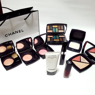 この頃からCHANELの口紅が２本増えてます。

リップ好き。
チーク好き。
緑・紫・オレンジのアイシャドウが好き。
ラメアイシャドウ好き←最近。
チークはマット。
最近、コントゥアメイクをしてみたい。