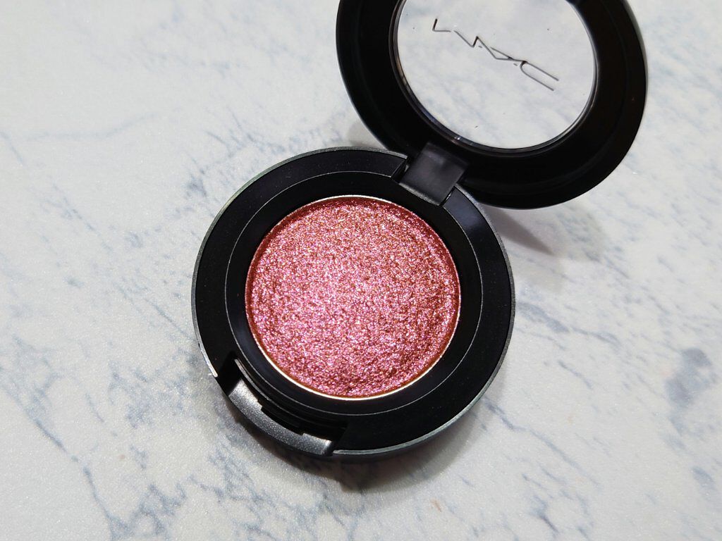 ダズルシャドウ レッツ ロール/M・A・C/単色アイシャドウを使ったクチコミ（2枚目）