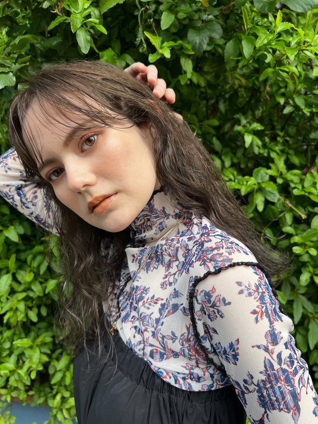 ロングヘアのシースルーバングの女性