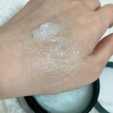 ♡THE BODY SHOP♡
ティーツリー クリア&バランシング ヘアスクラブ
240ml

スクラブ入りシャンプー✨

もっちりとしたテクスチャーで、水を含ませるとしっかり泡立つ🙌
清涼感があって頭皮がひんやり気持ちいい😊
頭皮や毛穴につまった汚れや油分をすっきり洗い落としてくれる👏
洗い上がりがかなりさっぱりで、髪の毛の油分も無くなりがちだからトリートメントは必須！

爽やかなフレッシュハーバルの香り🌿

容器がプラスティックで使いやすい😆




 #初買いコスメレビュー の画像 その2