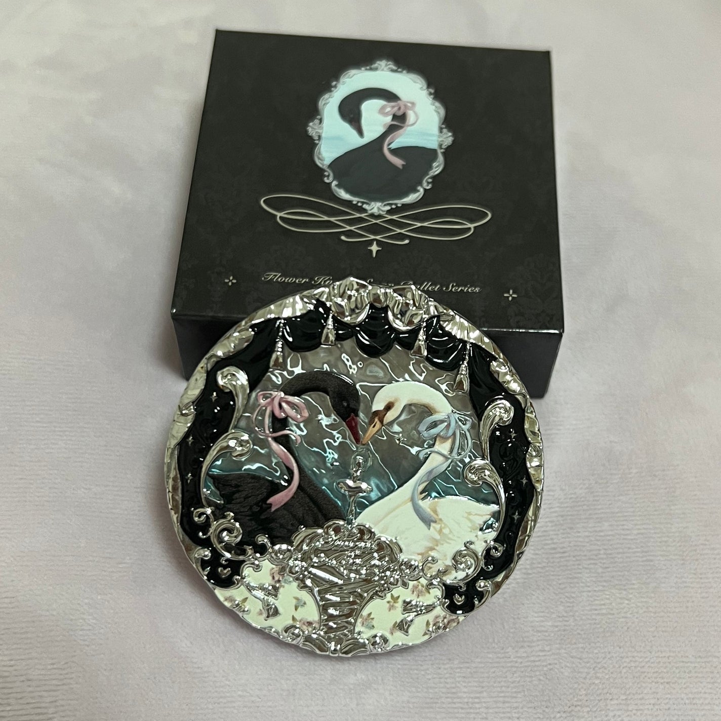 フラワーノーズ スワンバレエシリーズ ブラッシュコンパクト/FlowerKnows/パウダーチークを使ったクチコミ(2枚目)