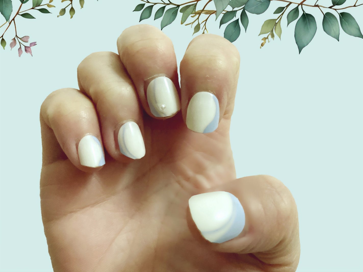 ka-shi-フォアグラ🍣コスメ投稿あればフォロバ on LIPS 「貼るだけ簡単ネイルアート💅⚫︎貼るだけでジェルネイルのような仕..」(1枚目)