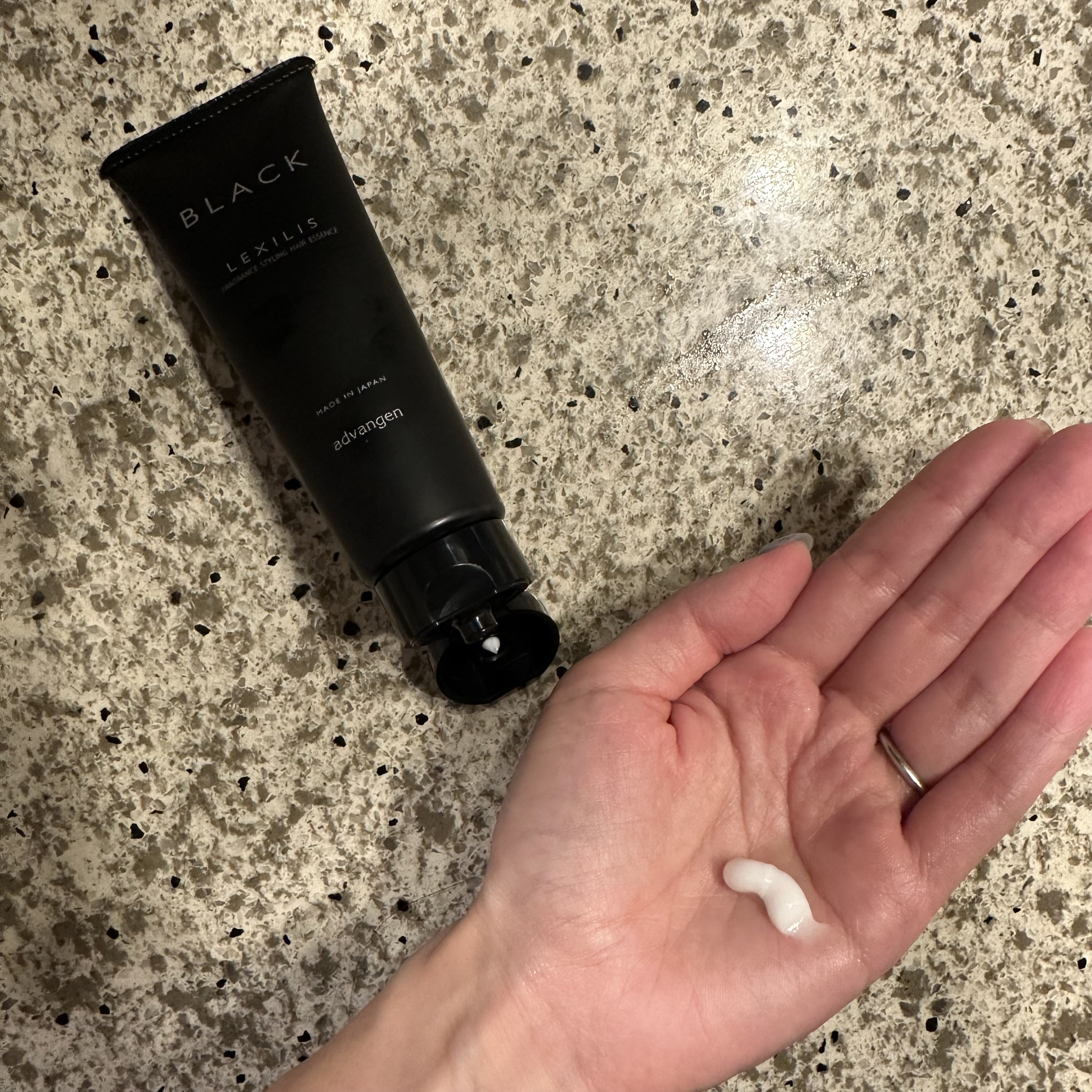 ブラック フレグランス スタイリング ヘアエッセンス/LEXILIS/アウトバストリートメントを使ったクチコミ（2枚目）