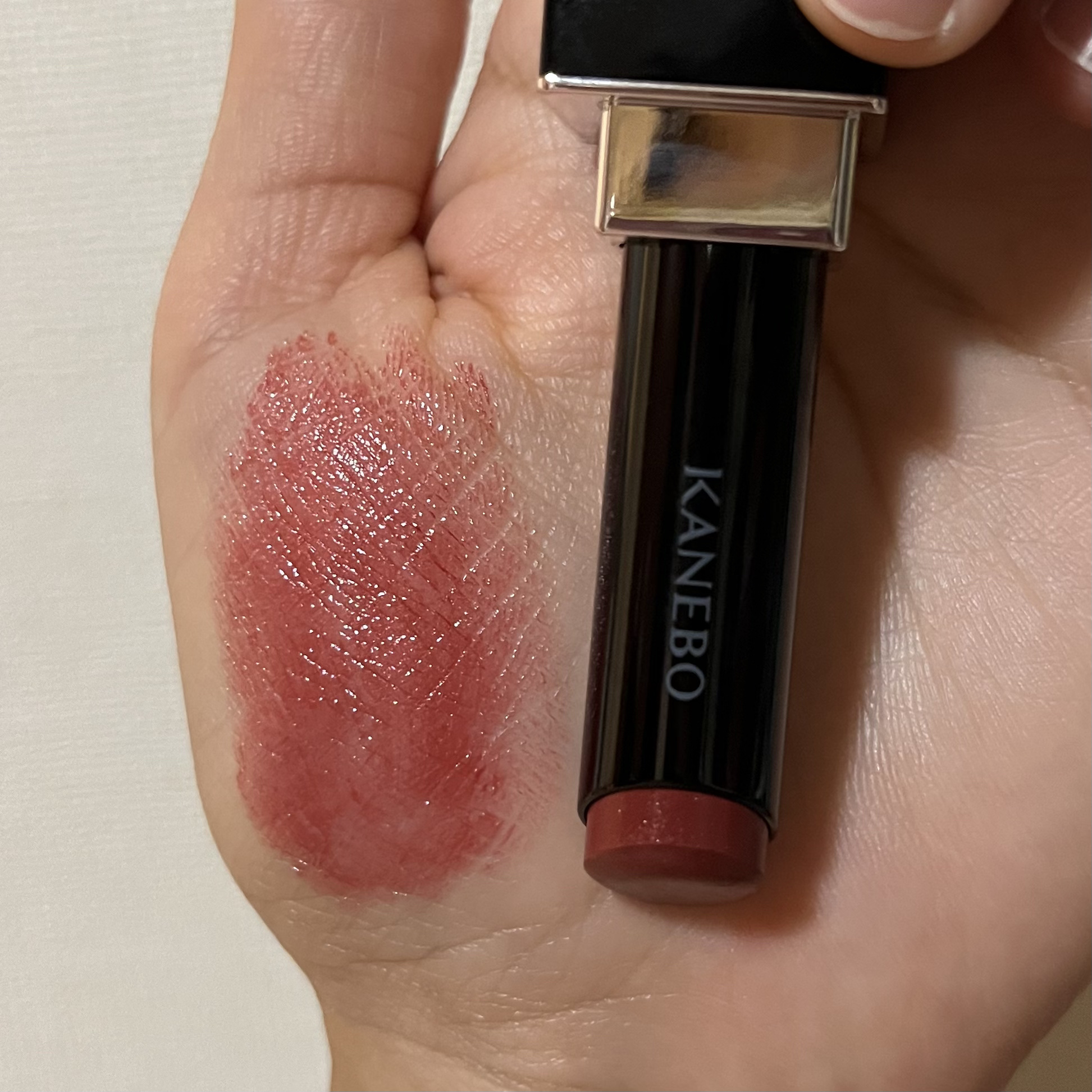 ルージュスターヴァイブラント V04 Core Red/KANEBO/口紅を使ったクチコミ（3枚目）