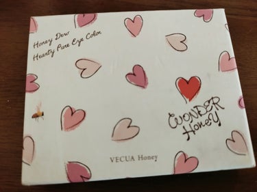 VECUA Honey ワンダーハニー 恋するピュアアイズ やさしく見つめてのクチコミ「淡いピンク色の発色がきれいな
底見えアイシャドウの正直レビュー。

【使った商品】
VECUA.....」（1枚目）