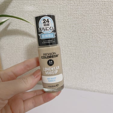 #PR #REVLON

レブロン　カラーステイ ロングウェア メイクアップ D

カラーは、全６色+限定色(130ポーセリン）

今回は、明るい肌色のバフ(150)を使ってみました。

なめらかなテクスチャーで、伸びがよく肌なじみがいいですね。
お肌に塗布するとピタッと密着して、毛穴・色ムラをしっかりカバーできるので、お肌の凹凸を均一に補整してくれますね。かと言って厚塗り感はなくナチュラルなセミマット肌に仕上がりました。
 皮膚の動きに合わせて、しなやかに伸びる柔軟なネットワーク構造を形成するそうです。そのため動いてもつけたての色が持続し、ファンデーションが落ちにくい状態が続くことが期待できるそうです。 顔って思ったより動かしていますもんね。

使う時のポイントは、よく振ってから使うことです。伸びがいいので、全顔分は半プッシュでOK！使う量は調整してくださいね。

うるツヤ肌がお好きなかたに特におすすめです。
の画像 その0