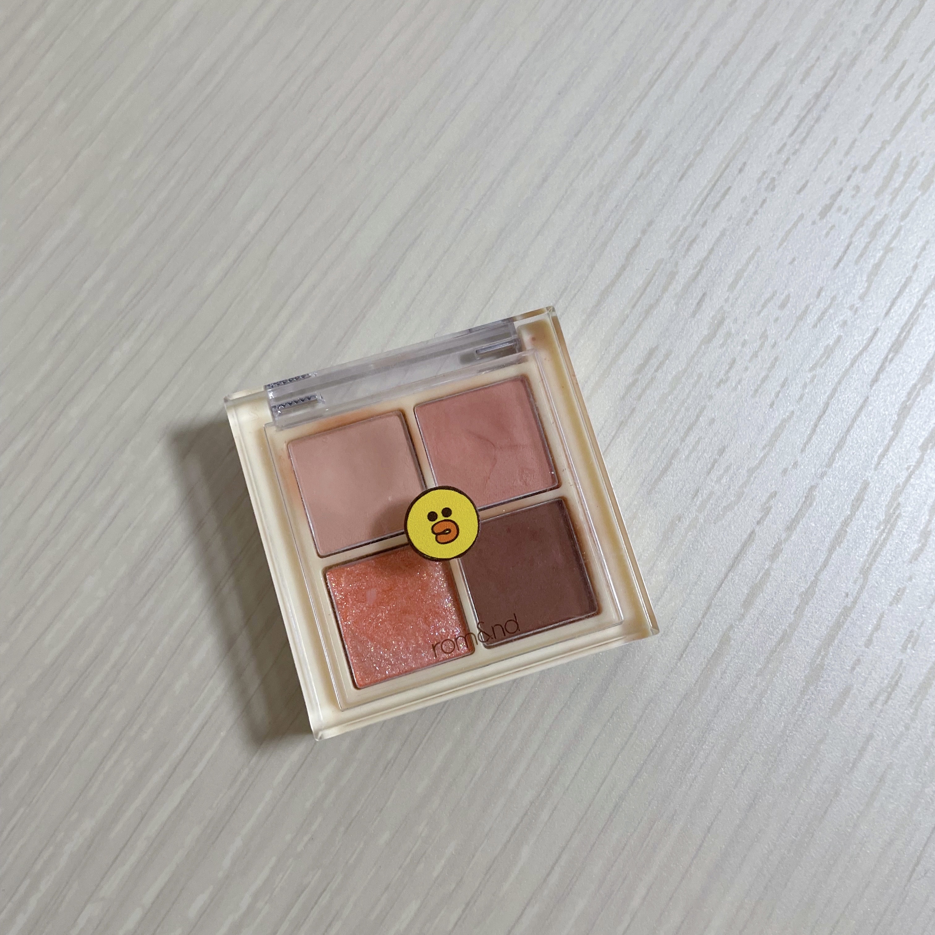 rom&nd　ベターザンアイズ ミニ
ドライマンゴーチューリップ


粉質が最高で寄れにくく、色も可愛くて、かなりお気に入りです🫶

アイプライマーなしでも崩れません！！

ミニサイズで持ち運びにも便利です

アイシャドウはなかなか使いき