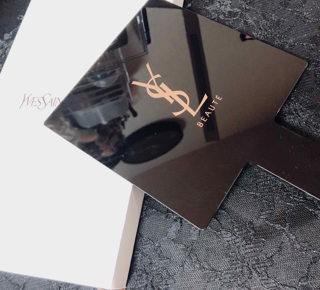 イブサンローランの手鏡を頂きました💕
ポイント交換のギフトではなく、
ル•スティルメンバーが対象みたいで
ハガキが届いていたのでお買い物のついでに
貰ってきました😍

裏や持ち手にロゴが入っていて
とてもかわいいです❤️

もったいない