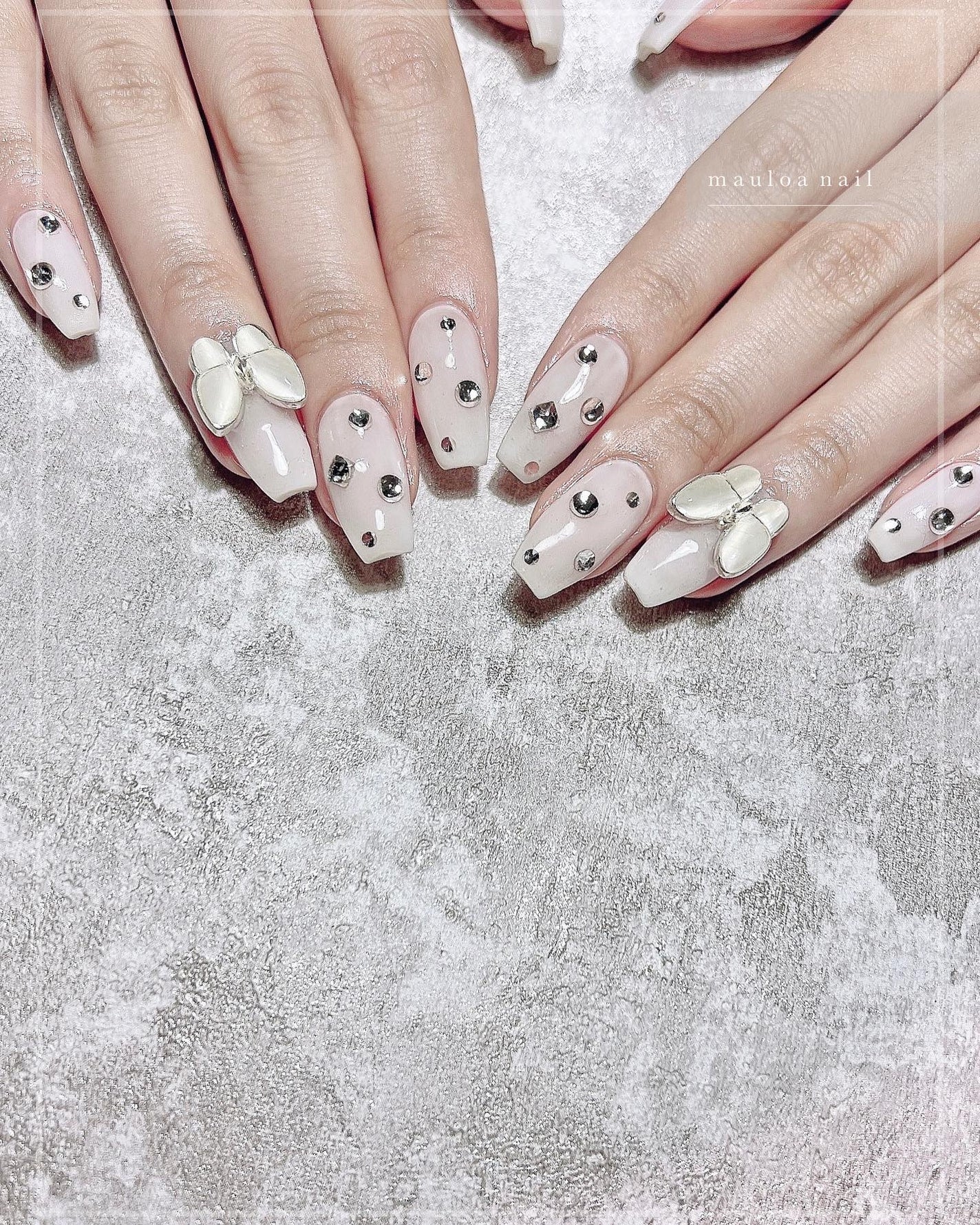 mauloa_nail on LIPS 「・ホワイトネイル🦋♡12月になると白が増えますね🥰いつもありが..」(1枚目)