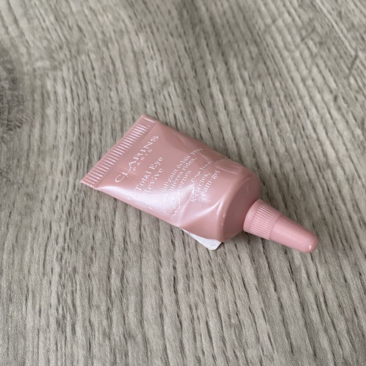 CLARINS トータル アイ ラディアントのクチコミ「試供品を使用💆🏻‍♀️

【スペック】
3ml
現品:15ml/¥6,930
クリームジェル状.....」（1枚目）