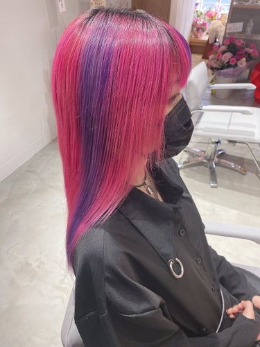 今回はコスメじゃなくて、ヘアカラーの紹介です。

私はピンク髪が好きで、最近は色味に多少の変化はありますが、ずっとピンク髪です🎶

今回はチェシャ猫イメージで、紫をメッシュで入れました🥰❤️

いつも美