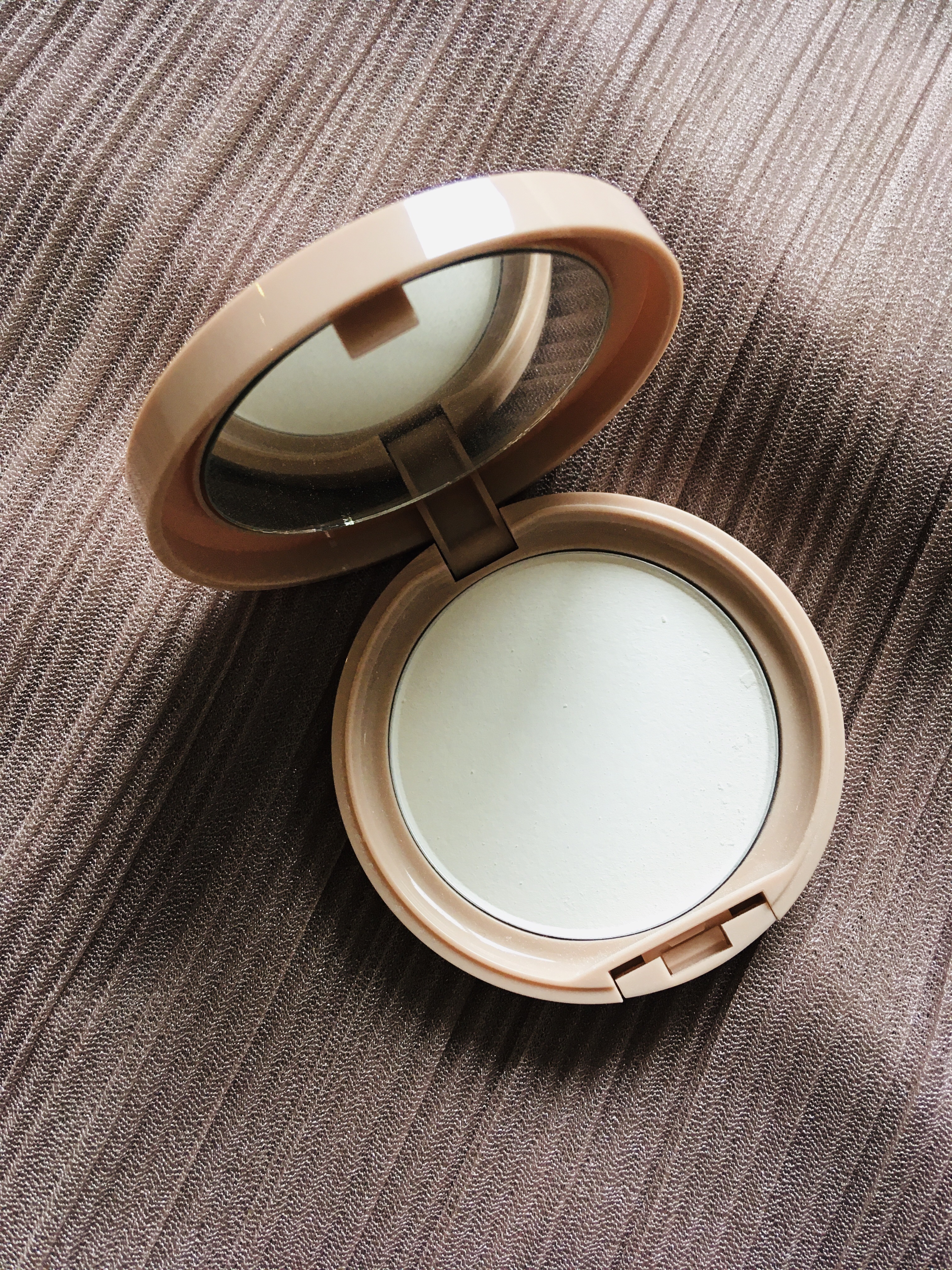 フォギーヴェールセッティングパウダー 01 クリア/SELVE/プレストパウダーを使ったクチコミ（2枚目）