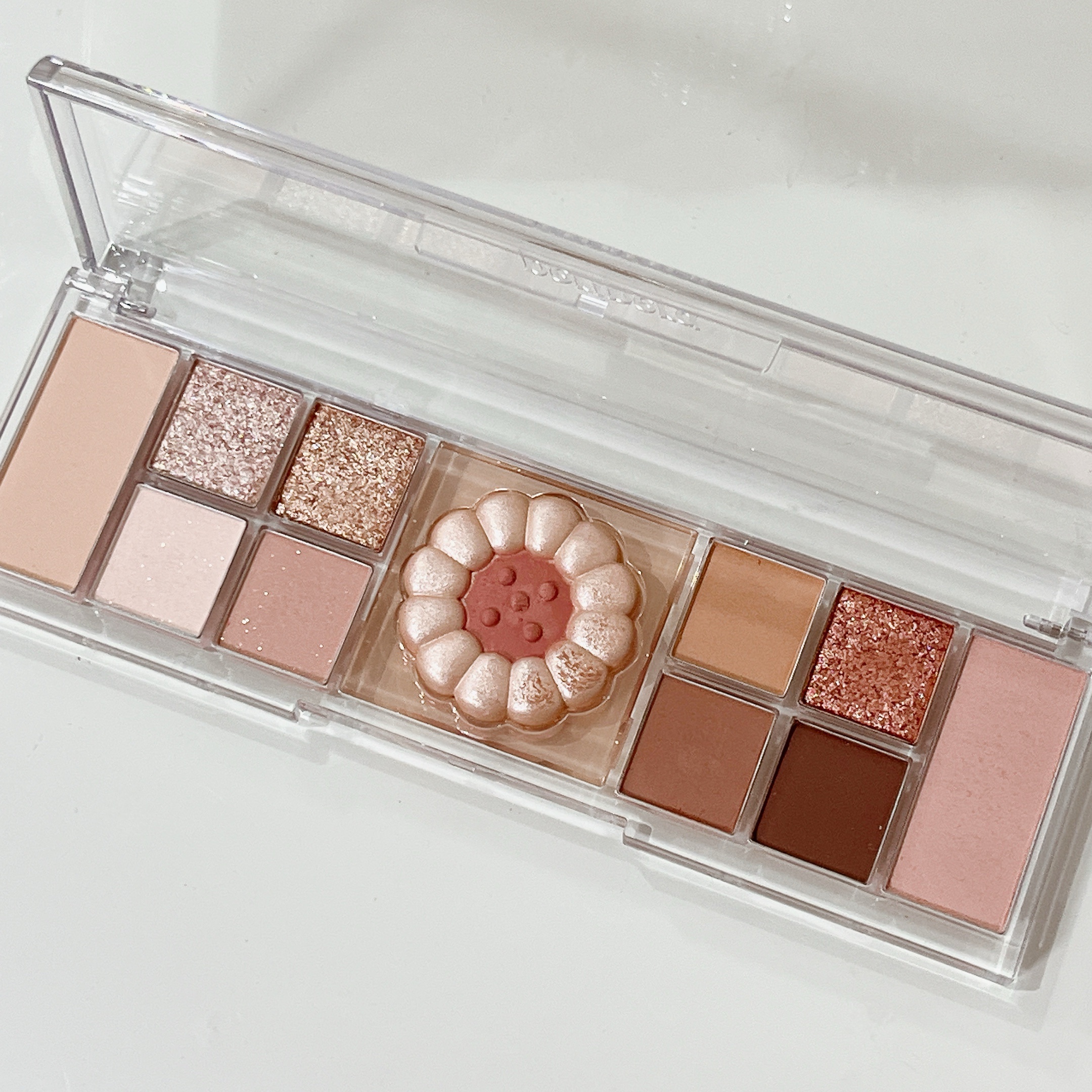 peripera(ペリペラ)
オールテイクムードライクパレット
03ハニーブラウン

薬菓がモチーフとなったアイシャドウパレット♡

使いやすいブラウンを中心とした、さまざまなトーンのカラーが入っています。

赤み、黄みが強いお色を期待して