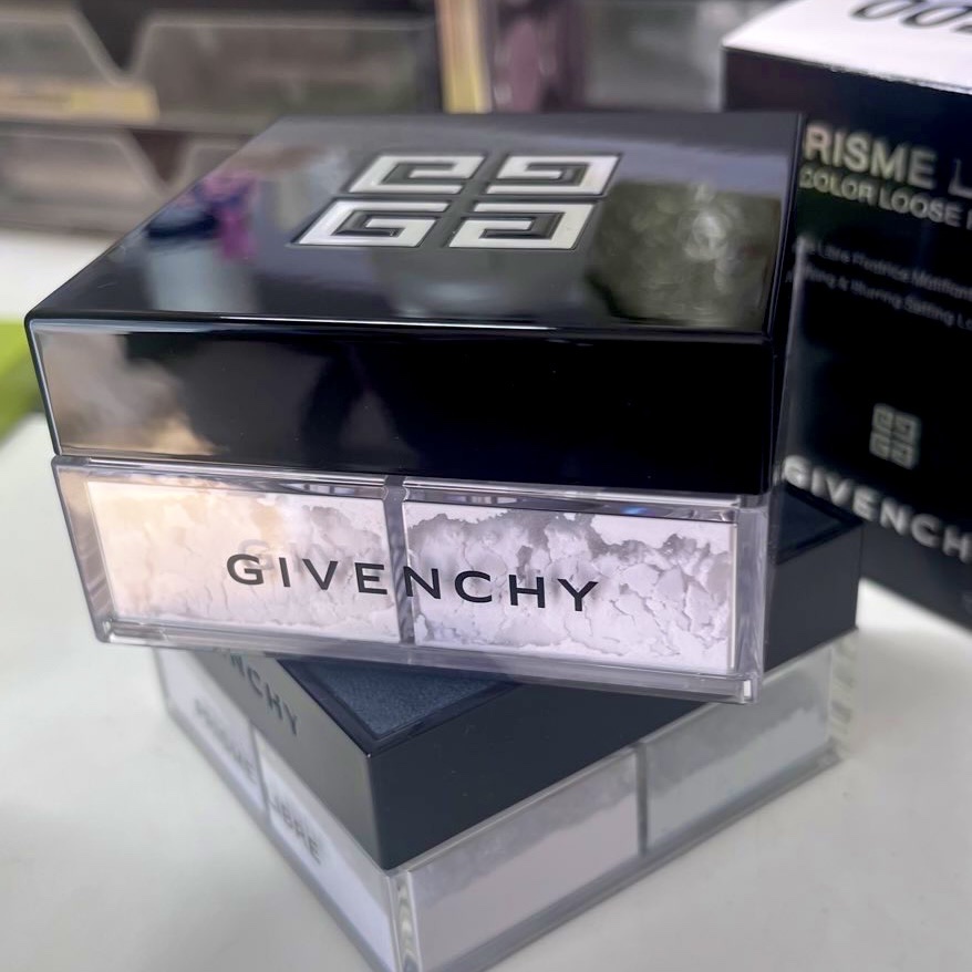 GIVENCHY ジバンシィ
プリズムリーブル

新色の00番 オパルセントチュール

元々01の愛用してて、お気に入り🫶

プリズムリーブルはふわっとテカリカバーしてくれて、乾燥しにくいから秋〜春はかなり重宝。

柔らかくて細かいパウダ