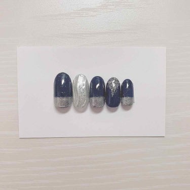 2020年初ネイル💅

Navy×Silver

キラキラのミラーネイル
やってみたくて💭

色合いお気に入りです！

うねうねが上手くできないのが悩み
もっと練習して綺麗にできるように
なりたいと思い