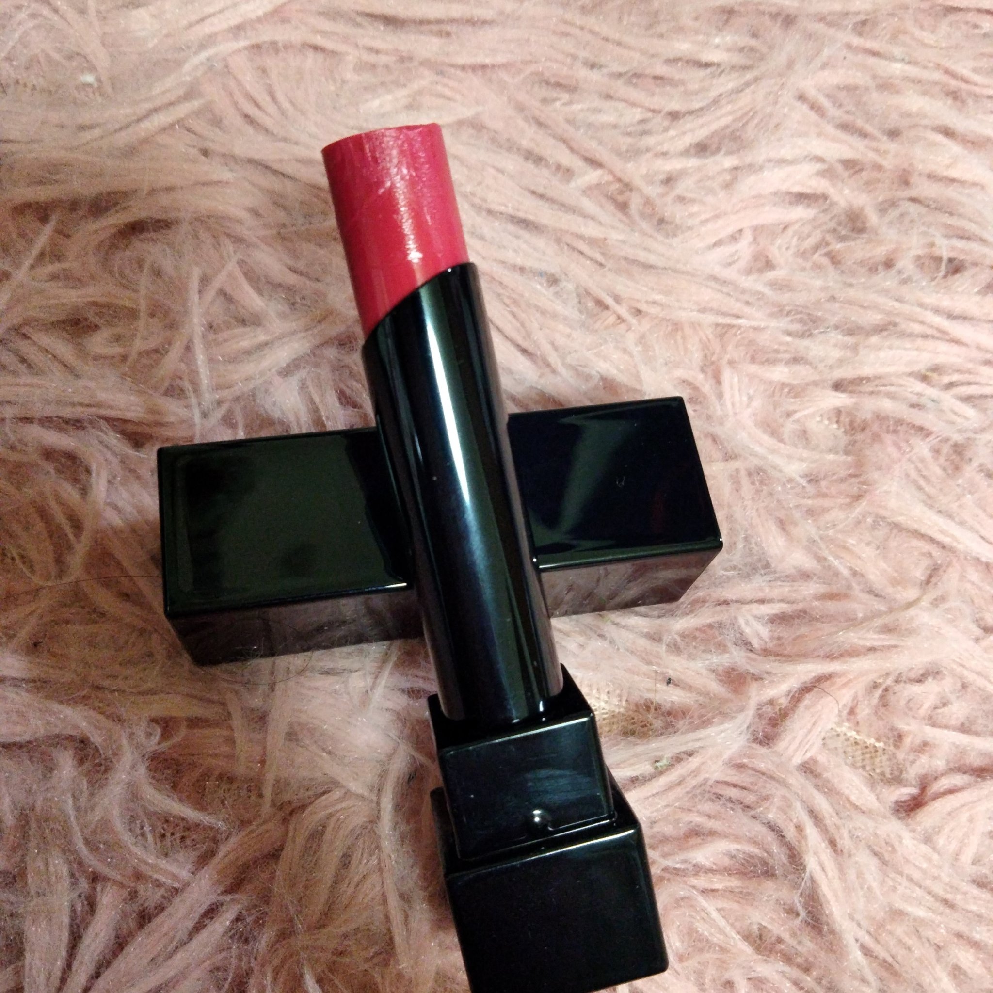 KATE
リップモンスター　欲望の塊01
¥1540

✼••┈┈••✼••┈┈••✼••┈┈••✼••┈┈••✼
商品説明
つけたての色がそのまま持続。保湿・色持ちを兼ね備えた高発色リップです。唇から蒸発する水分を活用して密着ジェル膜に変