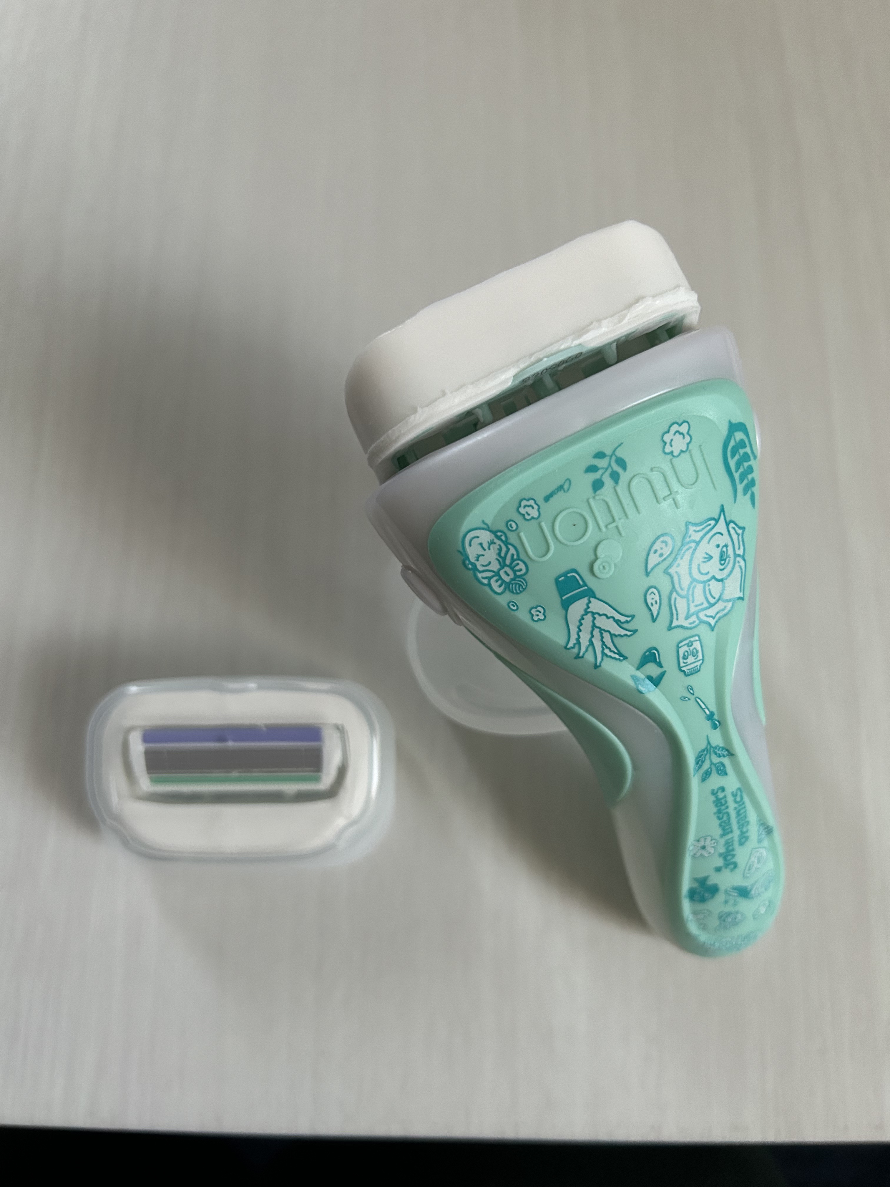 イントゥイション 敏感肌用 ホルダー （刃付き）＋替刃１コ/イントゥイション/シェーバーを使ったクチコミ（1枚目）