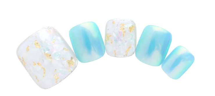 DASHING DIVA〈サマーネイル2023〉 シェルに金箔を仕込んできらめきと清涼感のある足元を演出(フット)