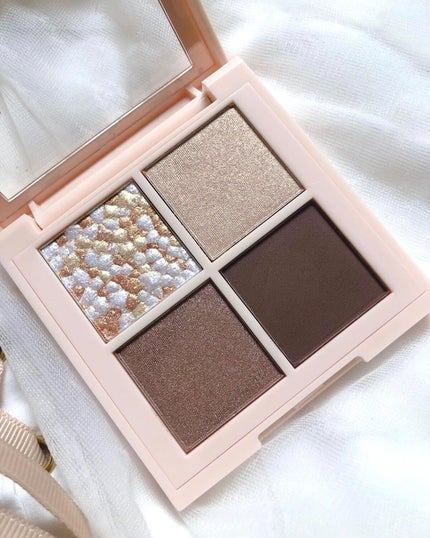 レブロン ダズル アイシャドウ クアッド/REVLON/アイシャドウパレットを使ったクチコミ(2枚目)