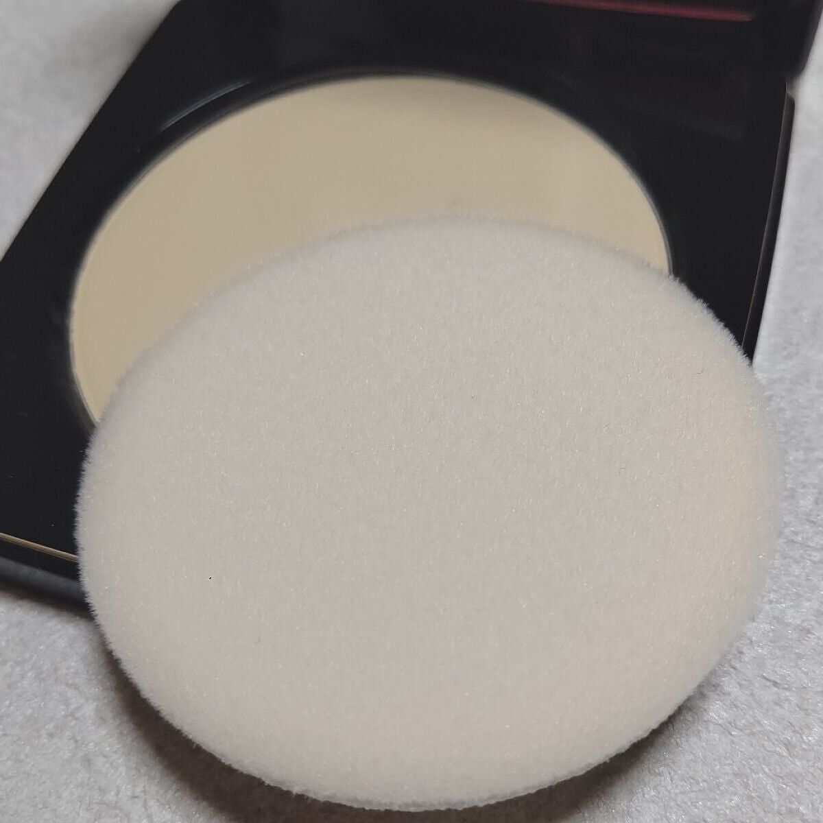 シアーフィニッシュ プレストパウダー L01 ペールイエロー(限定パッケージ)