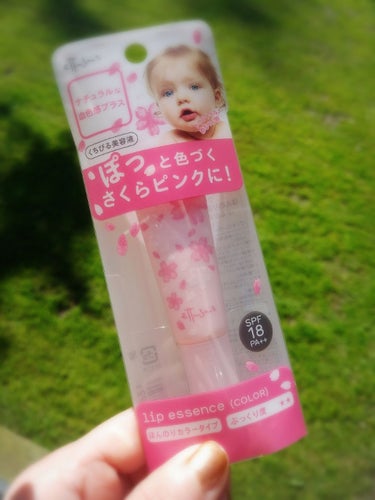 かわいい桜のデザインで、ほんのり透明感のあるピンク色♡

ベトベトしないし、 SPF 入りでこれからの時期にピッタリ。