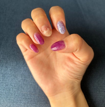 ERIKA on LIPS 「ニューネイル💅🏻今回はパープルにポイントでラメを入れようという..」(2枚目)