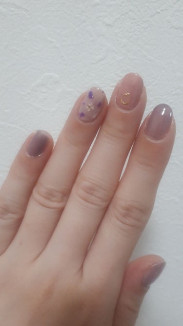 眠れなくてこんな時間にネイル💅

少し前にダイソーで押し花を買ったので

使ってみました✨

他のカラーは一度塗りで更にカラーをハケに

うすーく残してシアーに仕上げましたっ


#ネイルホリック#ダイ